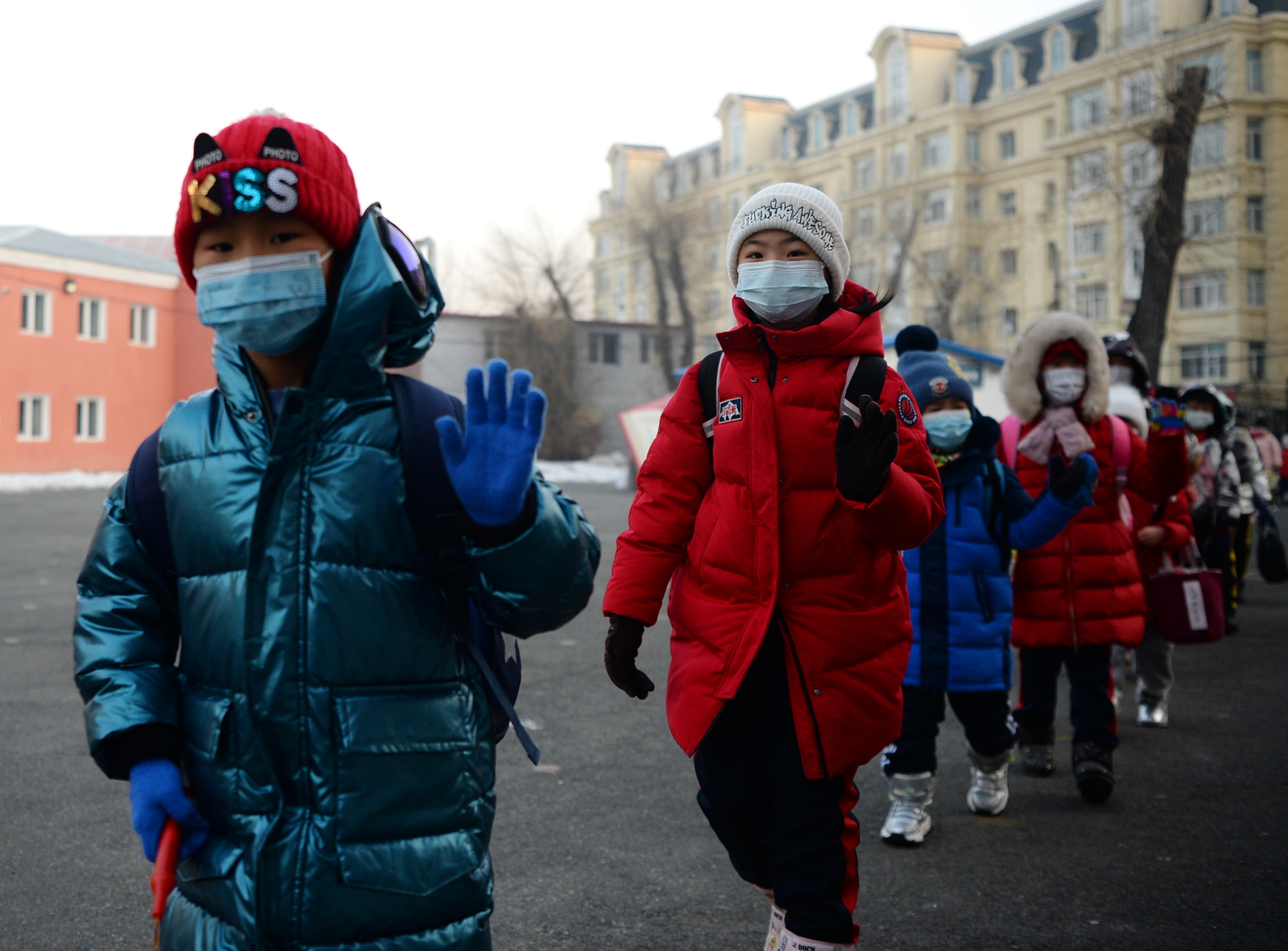 根据哈尔滨市发布的第49号公告，自12月22日6时起，有序恢复全市常态化疫情防控和生产生活秩序。12月23日起，道里、道外、南岗、香坊、平房、松北等六区中小学校（含中职学校）、幼儿园全部恢复线下教学。