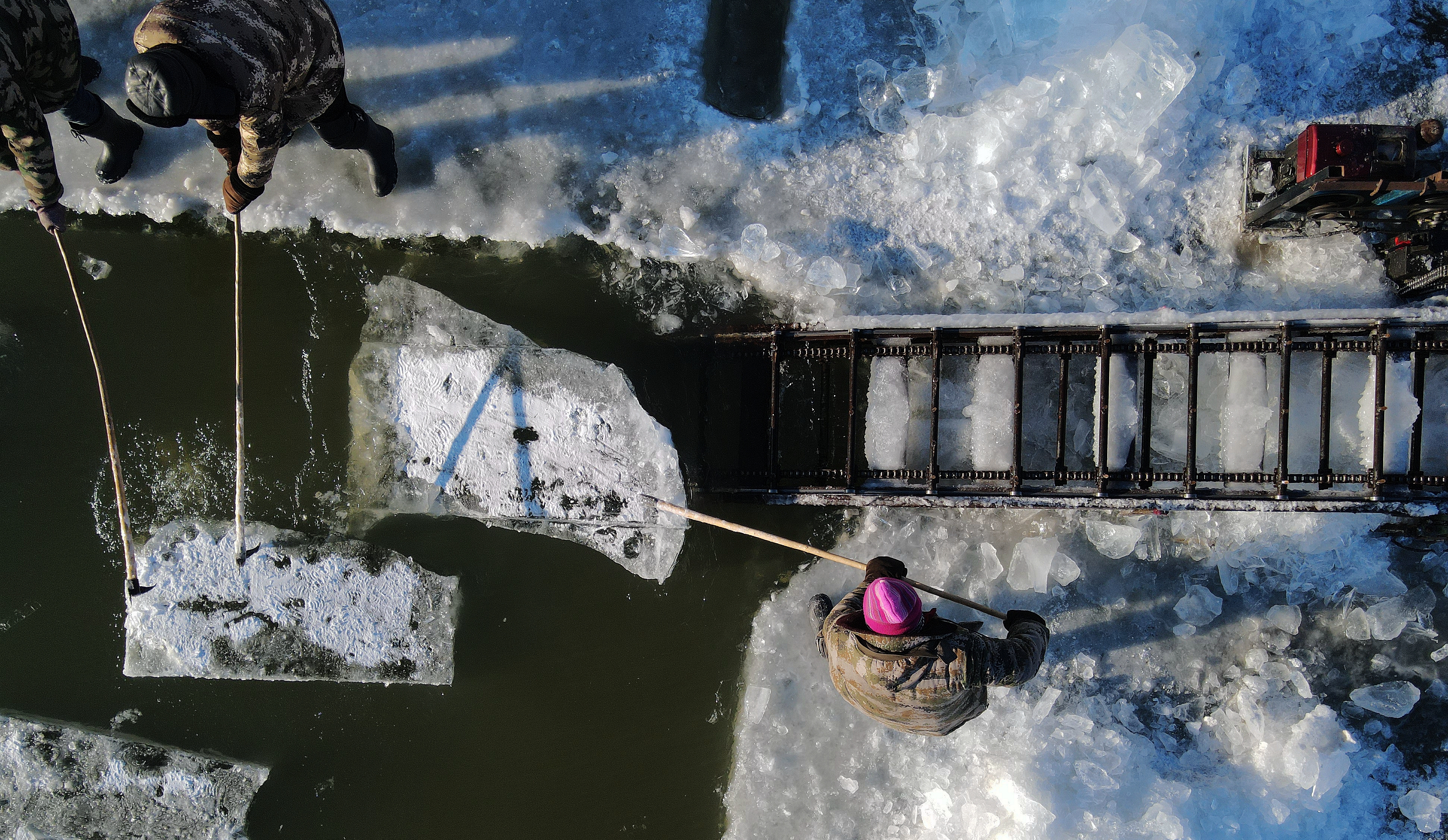 12月6日，哈尔滨市松花江上的采冰场开始出冰。