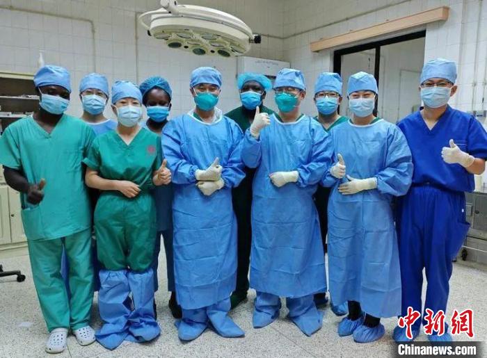 手术完成后，中贝医护合影留念。　中国(宁夏)第26批援贝宁医疗队 供图