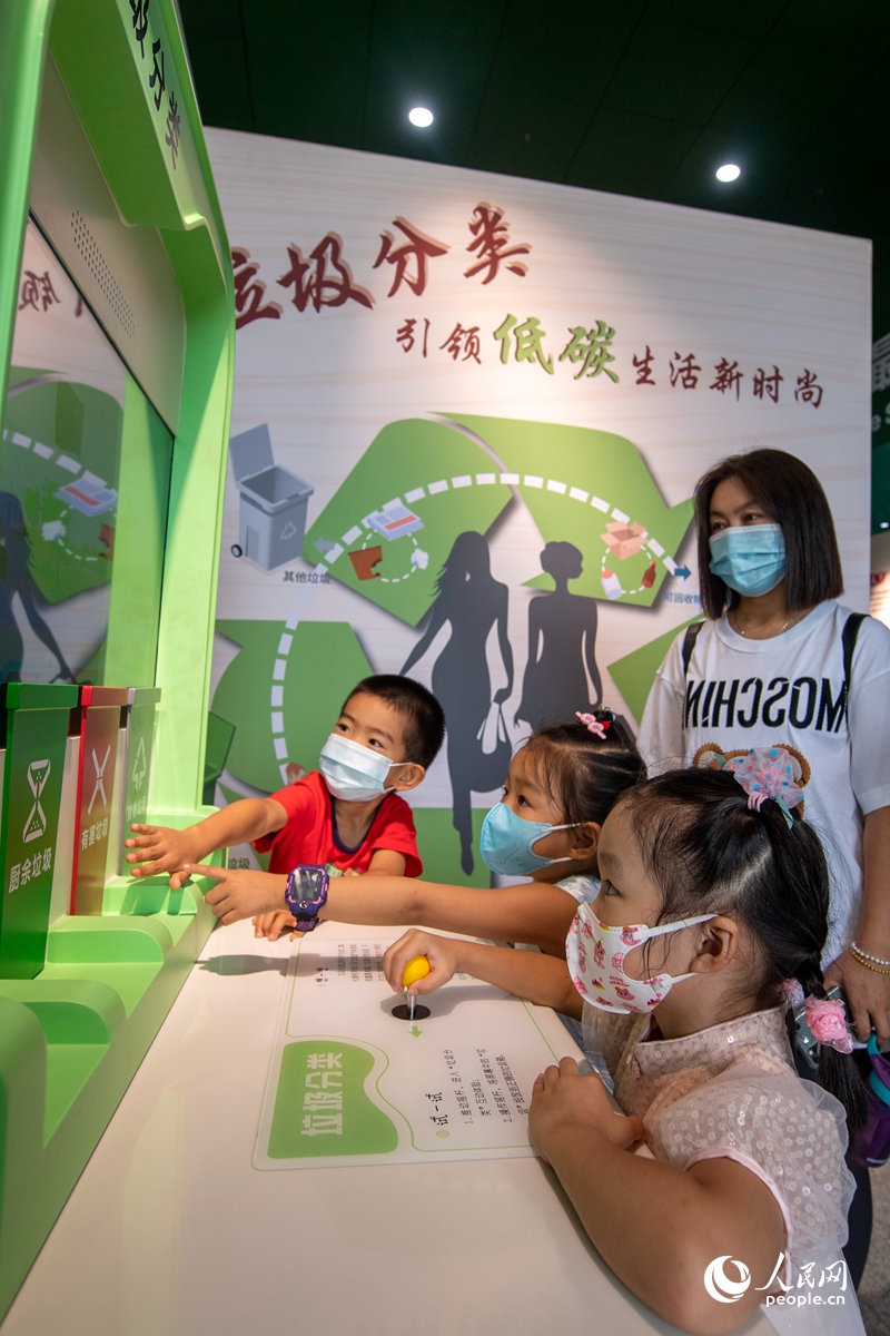 全国科普日活动11日在全国各地启动。中国科技馆主会场内，小朋友体验垃圾分类科普互动项目。人民网记者 翁奇羽摄
