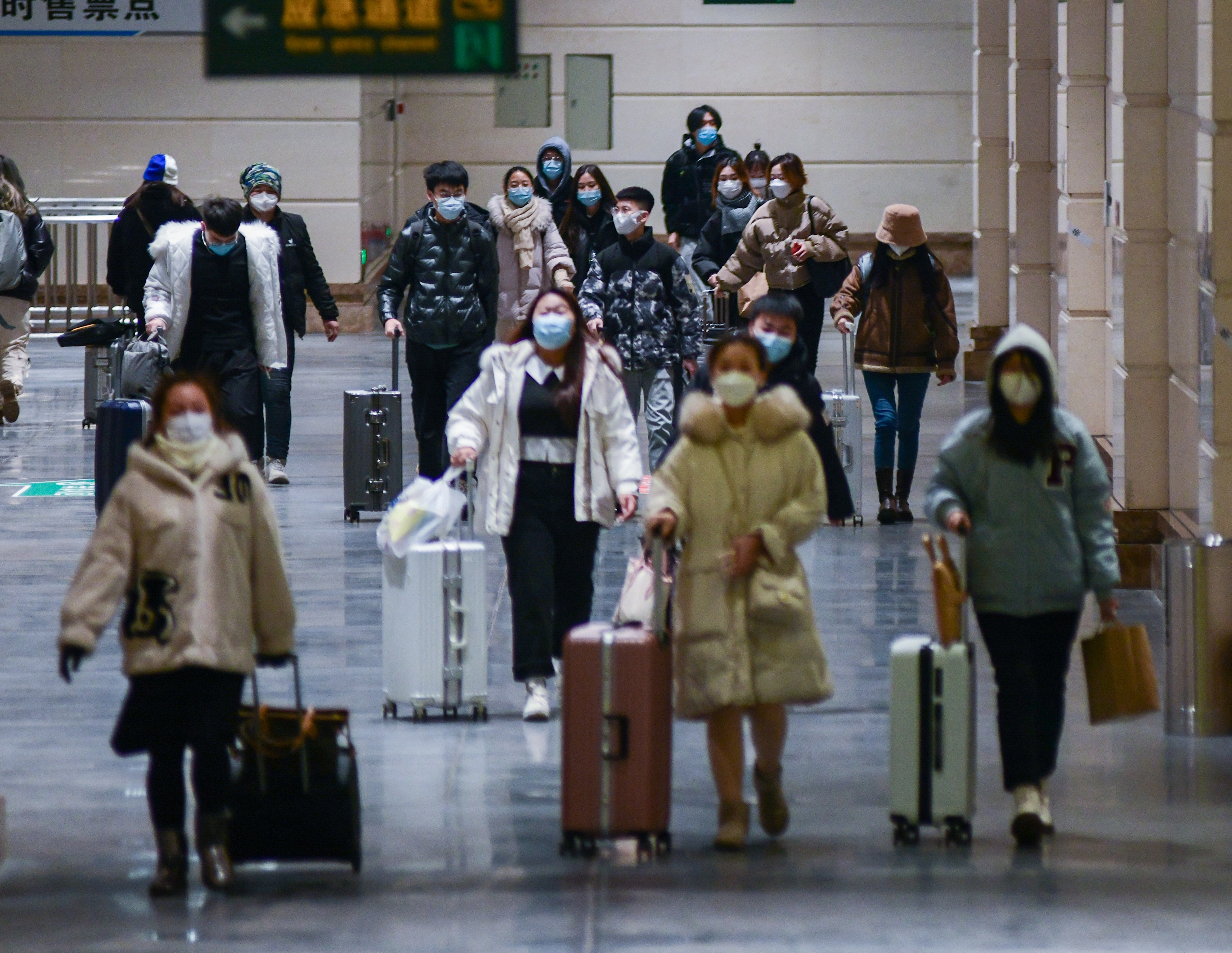 12月21日9时，在哈尔滨站南广场，乘坐地铁到达哈尔滨站的大学生们开启返乡之旅。