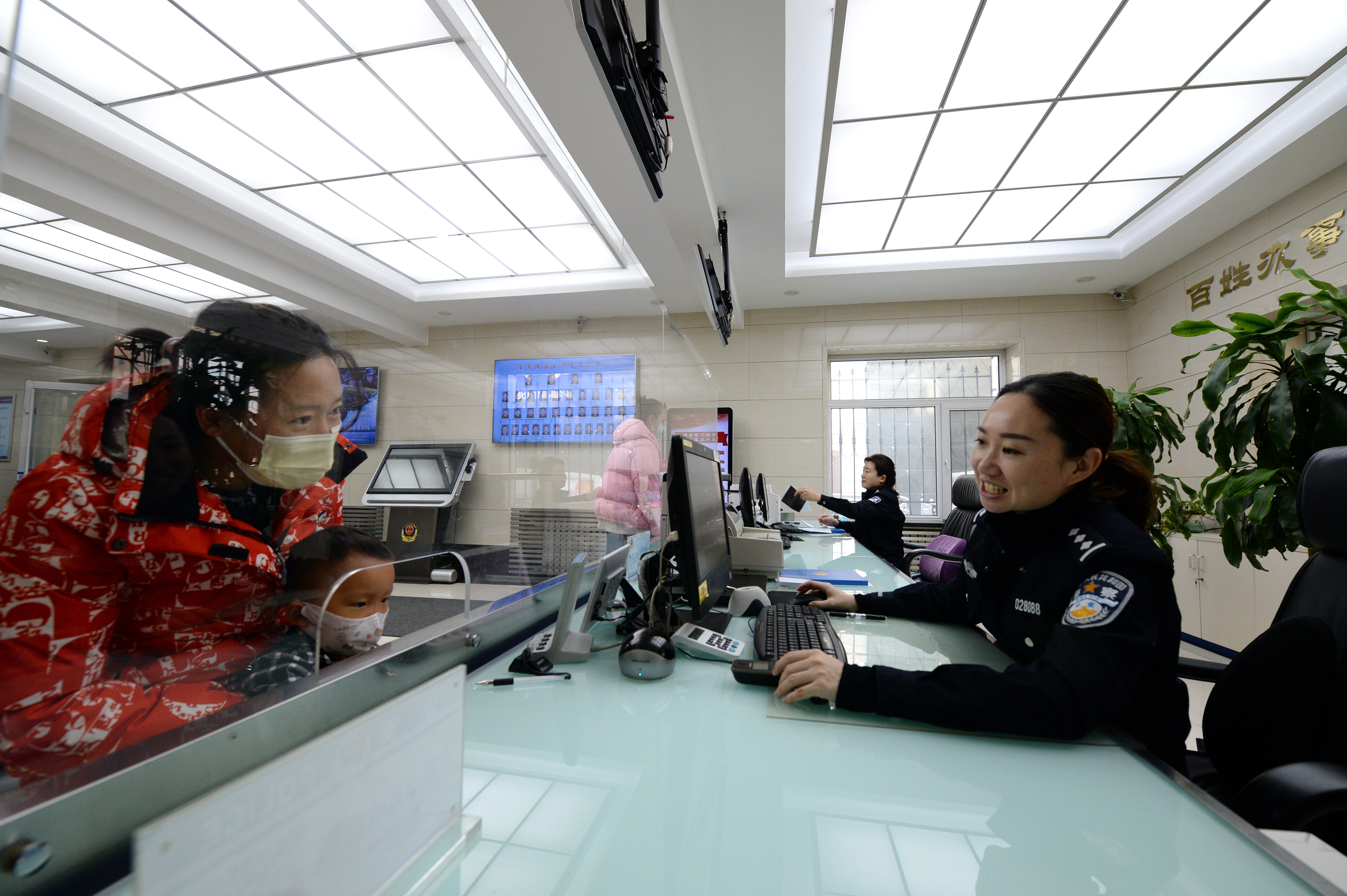 1月10日，第二个中国人民警察节。
这个节日没有假期，他们更加忙碌。
巡逻警察已经上岗、特警的车灯在城市各个重要路口持续闪烁，在户籍、出入境、车驾管窗口，在车站、地铁站、机场，无论中秋国庆或者元旦春节，见或不见，他们始终坚守在自己的岗位上，以实际行动践行“人民警察为人民”的誓言。