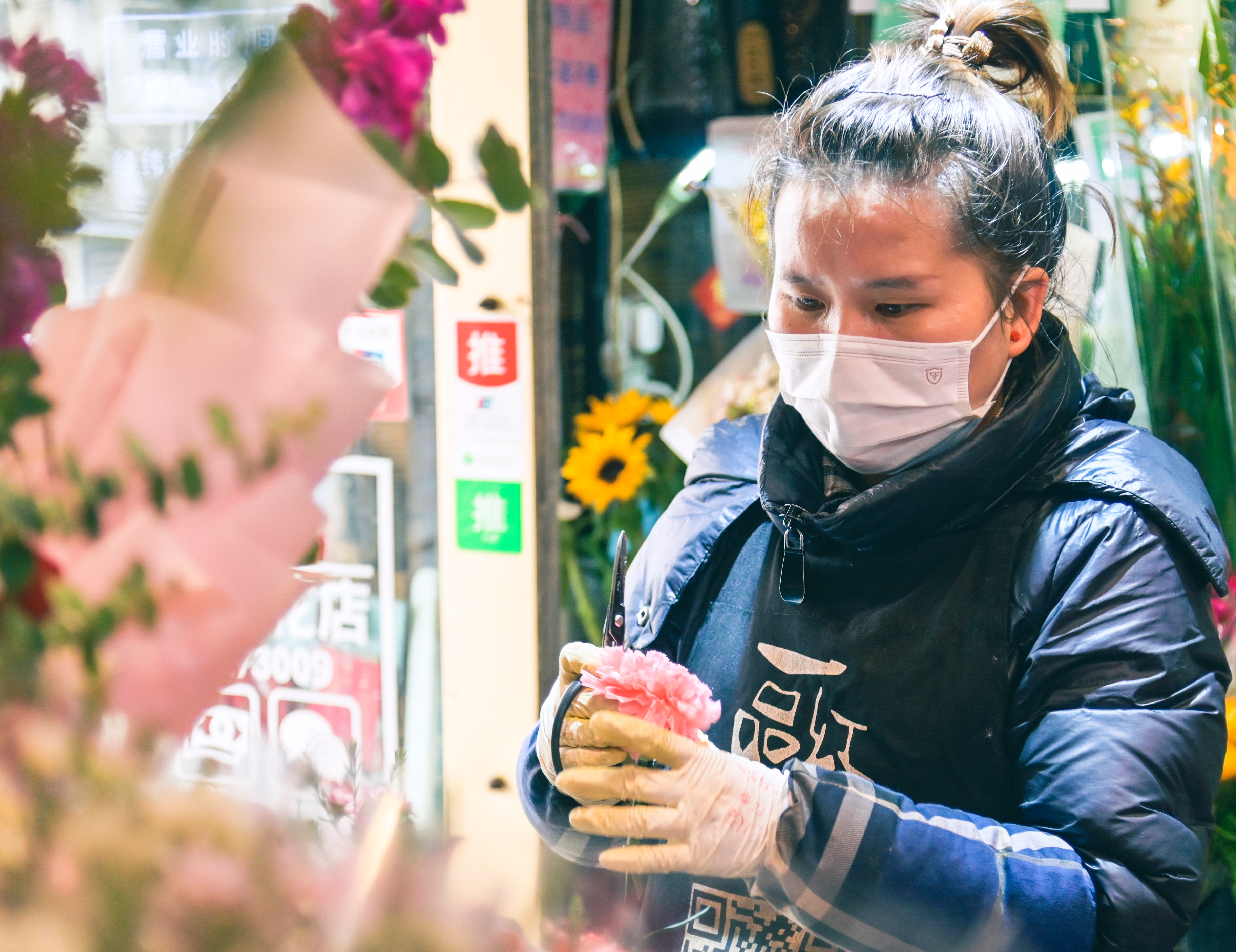 3月8日，哈尔滨市鲜花销售异常火爆，记者来到哈市道里区一家鲜花商店，店员们正忙着包装一束束已经定制好的花束。