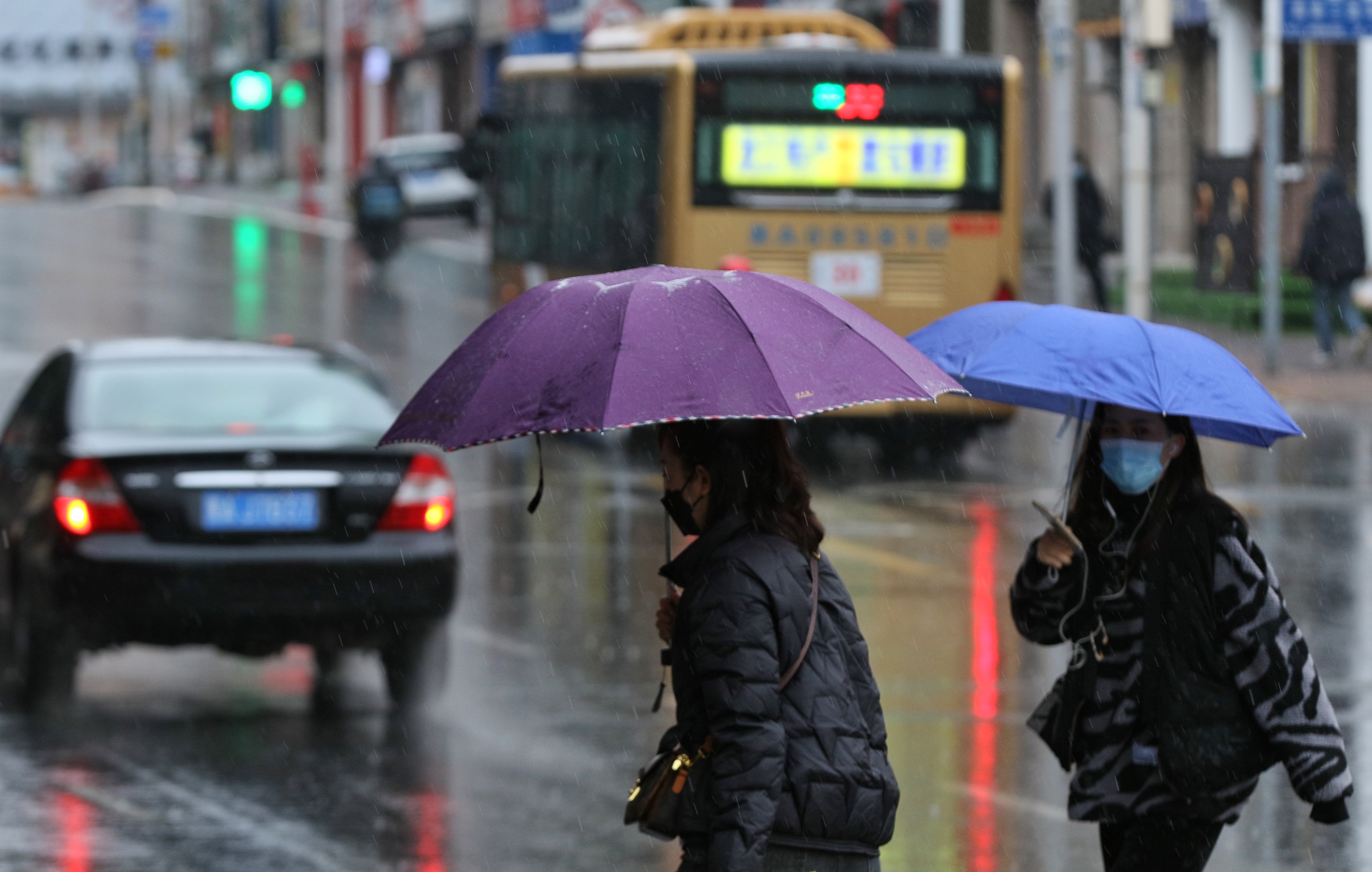 11日，一场绵绵春雨在清晨落下，冰城哈尔滨市的大街小巷，开满五颜六色的“伞花”。下雨伴随着降温，不少市民穿上了羽绒服等冬装。