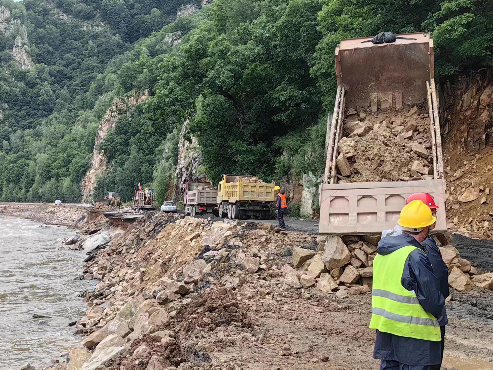 昼夜抢险！亚雪公路和长双公路全线具有通车条件