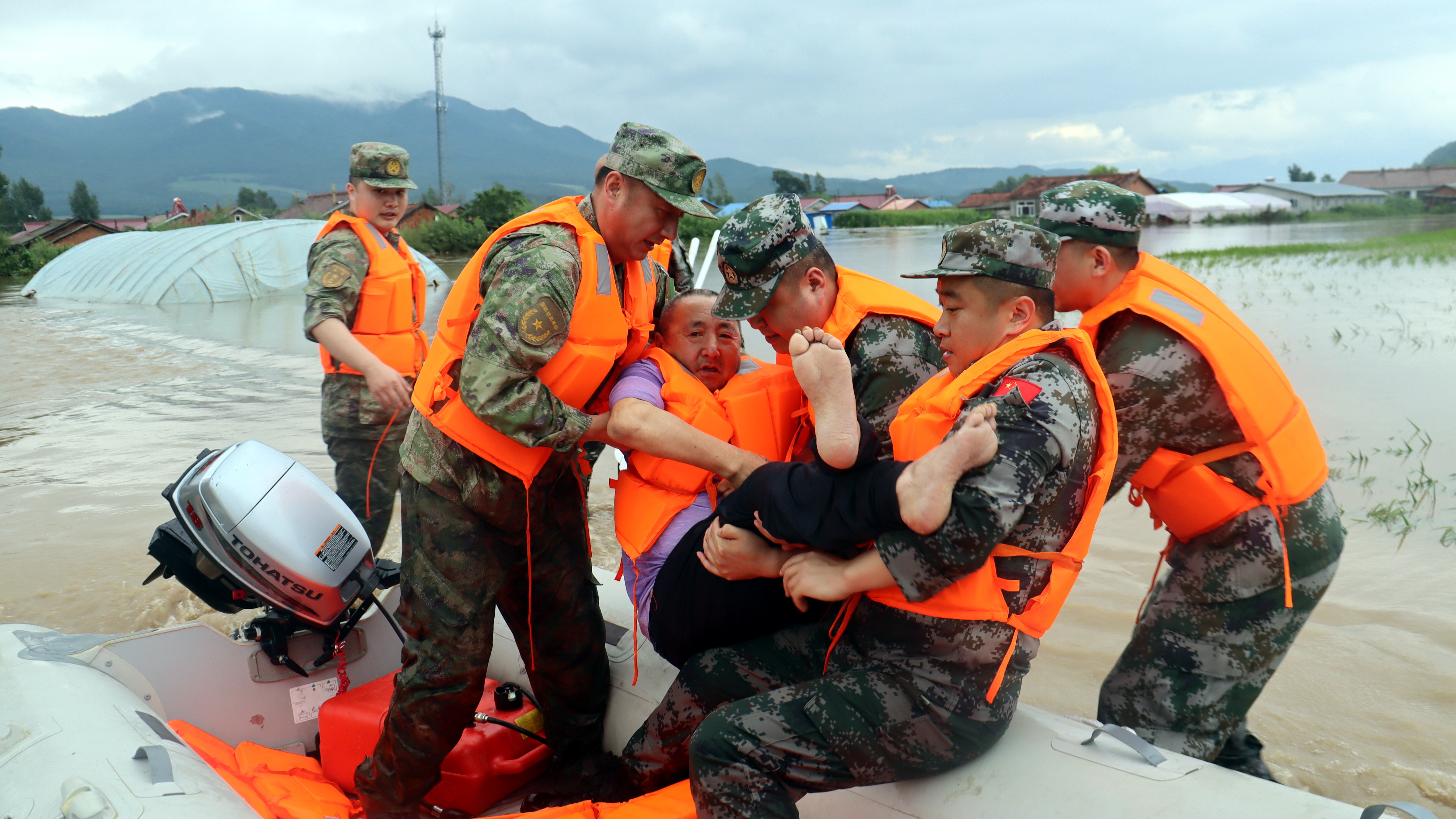 近日，哈尔滨多地出现水灾，在这个特殊时期，人民子弟兵们冲锋在抢险一线，用自己的实际行动，保护着人民的生命和财产安全。

