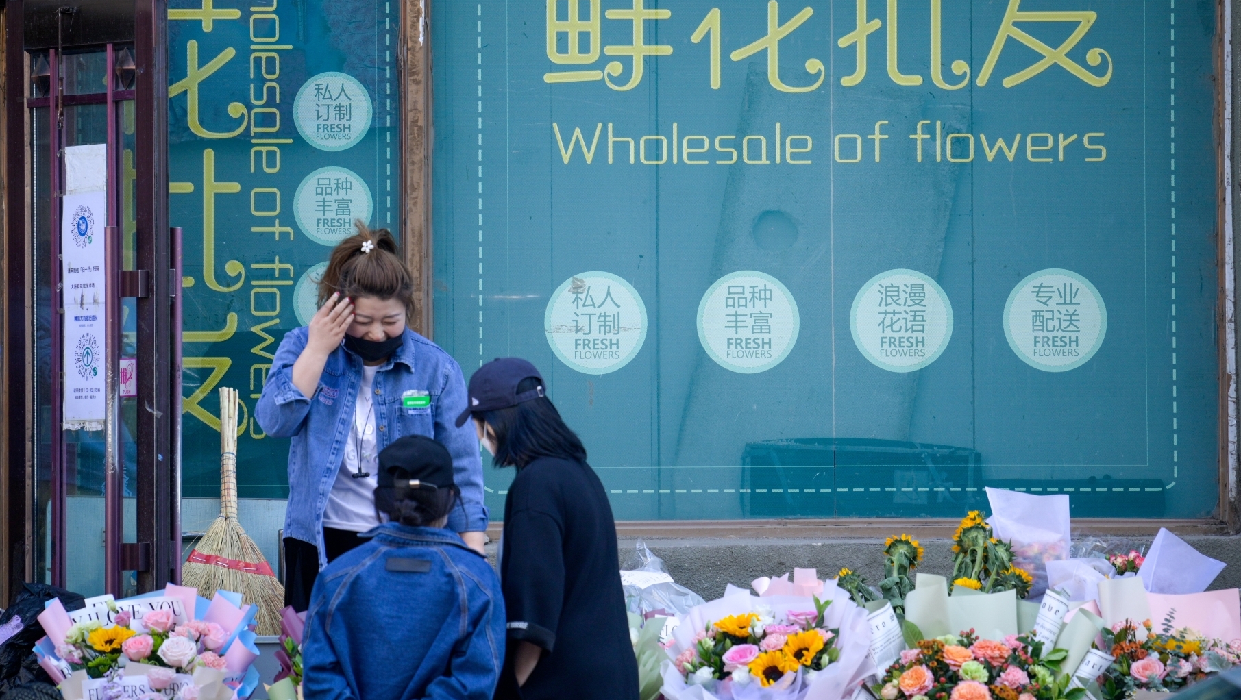 5月8日母亲节，哈尔滨市花卉市场销售火爆。在南岗区鲜花批发市场，许多顾客早早就来到这里为母亲购买鲜花。
据了解，今年鲜花外送业务订单增多，尤其是老人不在身边的，由于疫情原因不能见面的，很多人选择外卖送花，在防疫的特殊时期，也要保持仪式感。
