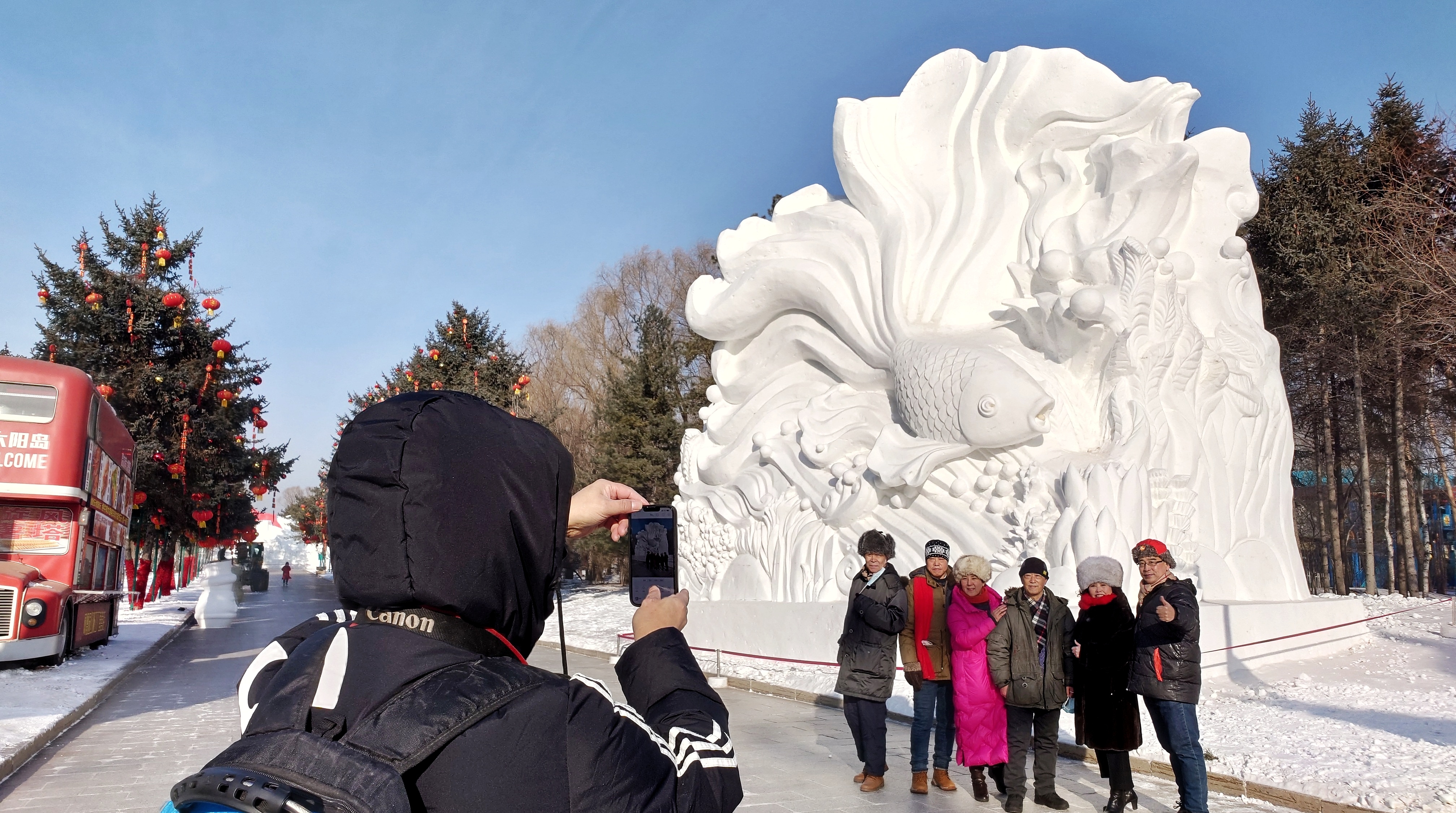 “这个鱼雕得太好看了，快给我拍张照！”12月20日，第35届中国·哈尔滨太阳岛国际雪雕艺术博览会预开园。游人和市民三三两两陆续走进太阳岛雪博会，或乘坐电瓶车，或徒步欣赏美丽的雪塑盛宴。