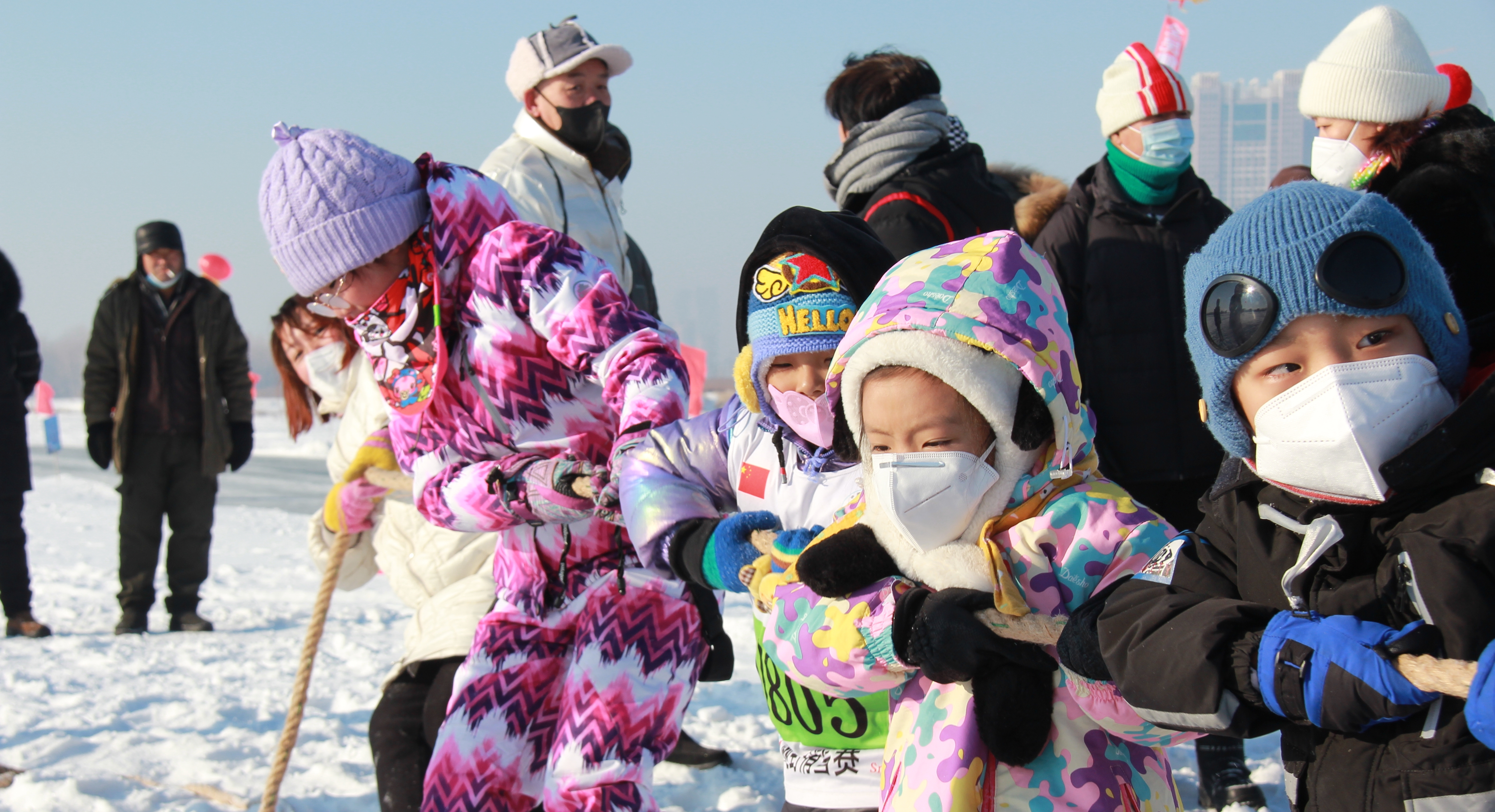 12月30日上午，由哈尔滨市体育局指导，哈尔滨市滑冰协会主办的2022年哈尔滨市冰上趣味运动会在松北区公益冰场举行，以“奋进新时代，开启冰雪运动新征程”为主题，带动冰雪运动。