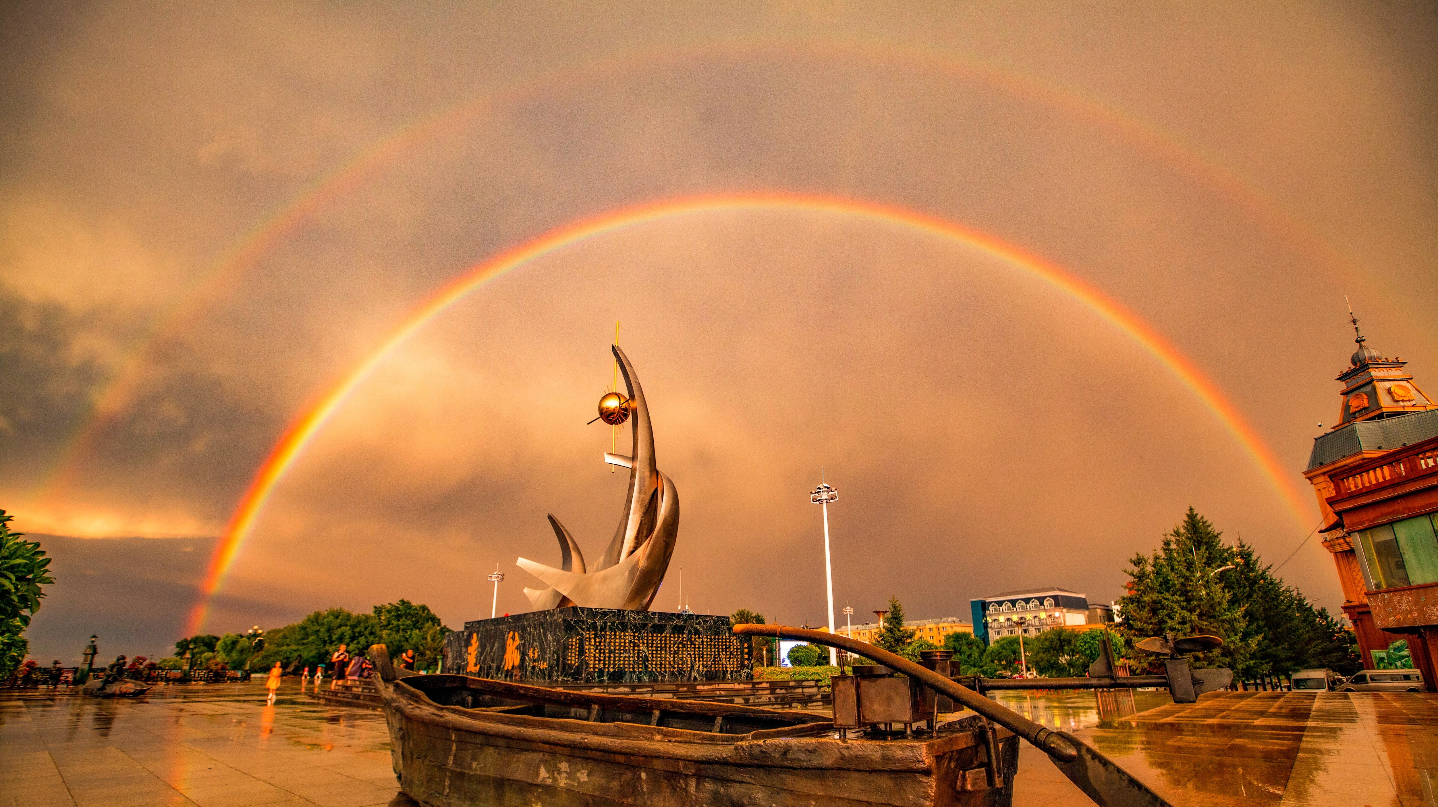 近日，伊春市嘉荫县迎来一场急雨，雨后，一抹彩虹悬挂在嘉荫上空，呈现出奇幻的色彩。