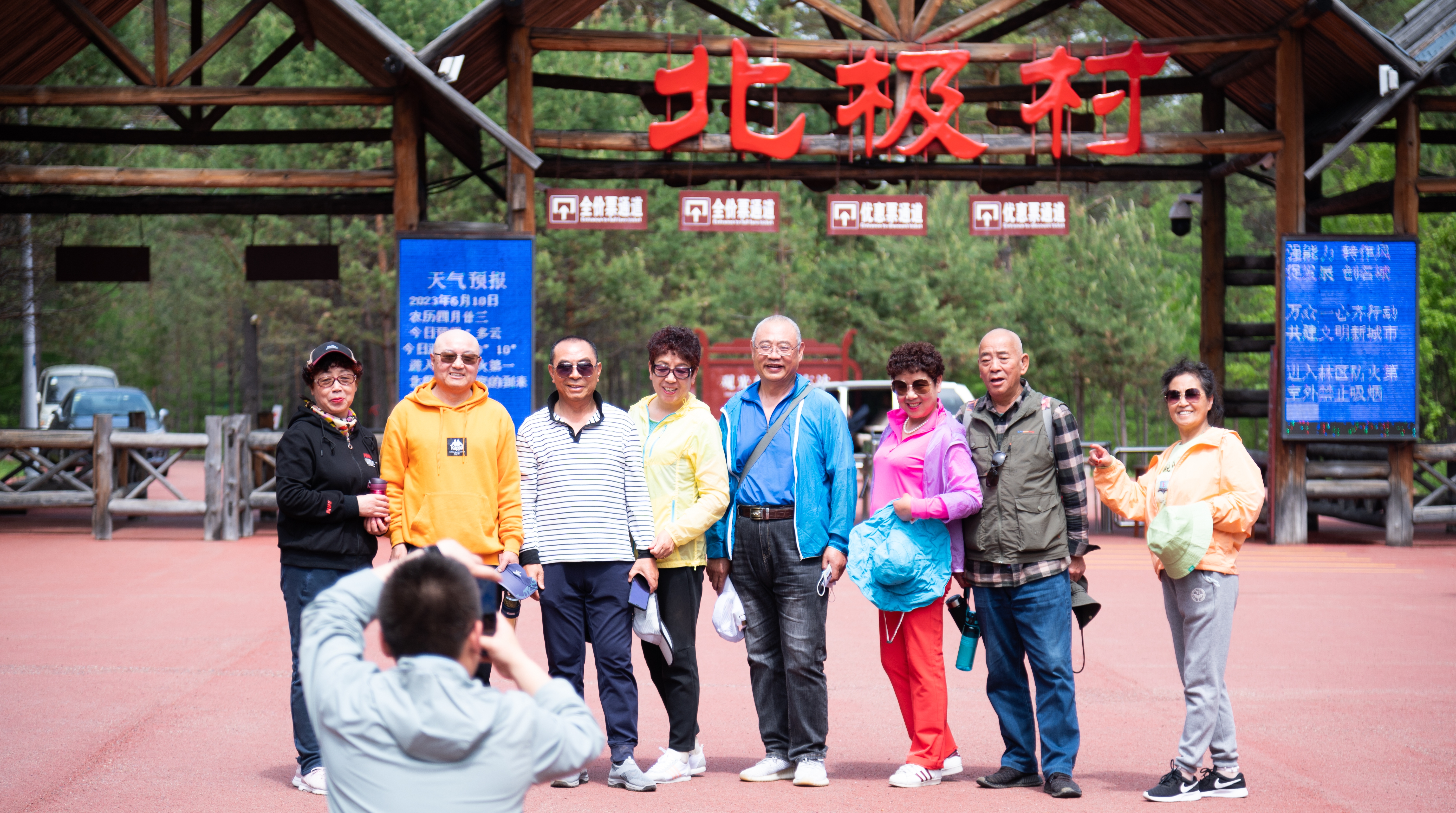 6月10日，漠河市北极村迎来游客高峰，“来北极村找北”成为众多南方游客的选择。据景区旅游管理负责人介绍，今年北极村游客接待量较往年比翻了一番，整个旅游旺季时间也较往年提前了一个月。