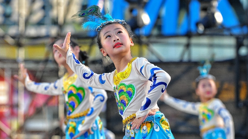 9月2日，第36届哈尔滨之夏音乐会市民音乐嘉年华系列文化活动在哈尔滨防洪纪念塔广场继续举行。合家欢文化艺术学校的小演员们为观众献上一场精彩演出。
