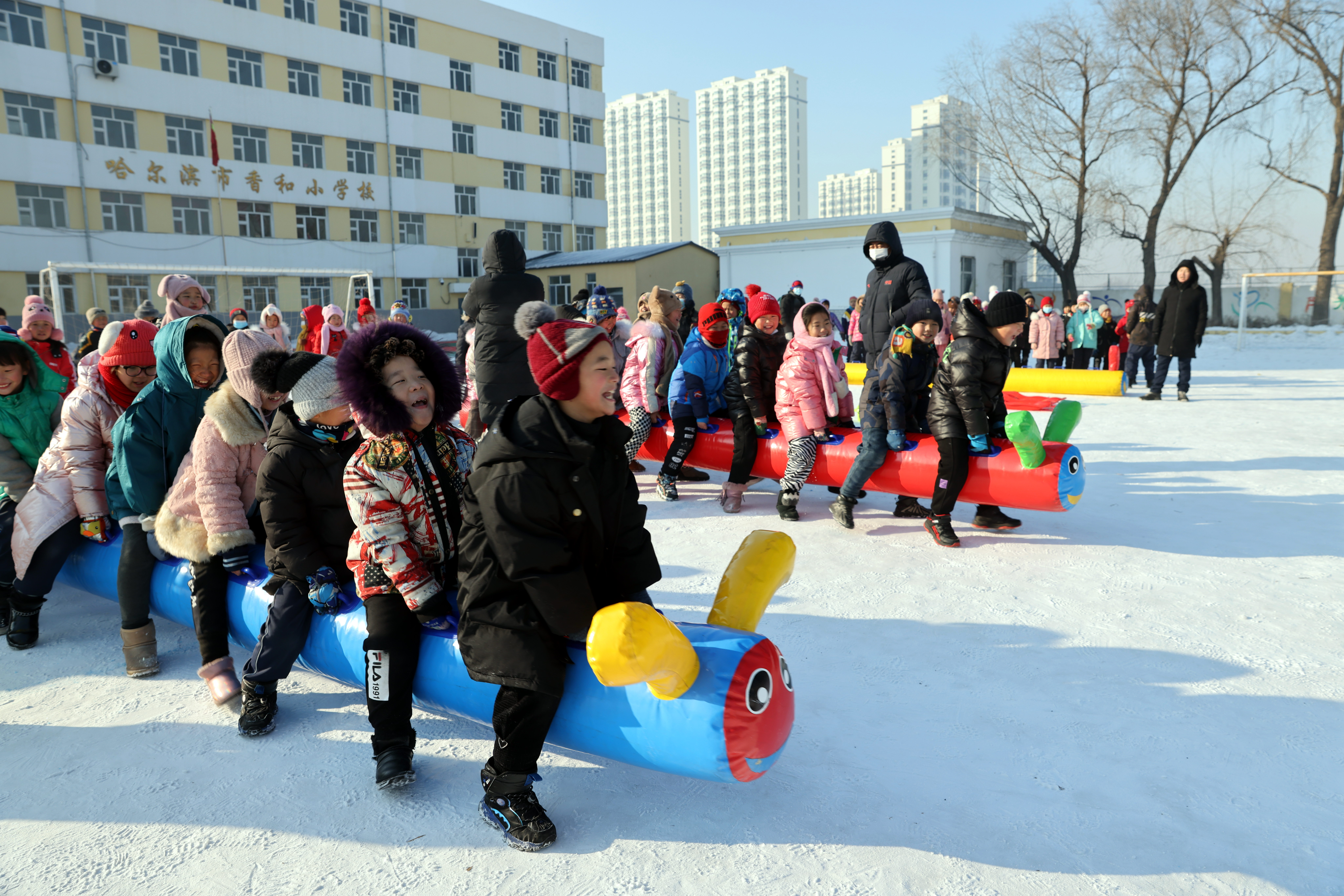 1月4日，哈尔滨市香和小学操场上加油声此起彼伏，全校同学正在参加迎冬奥校园冰雪趣味运动会。