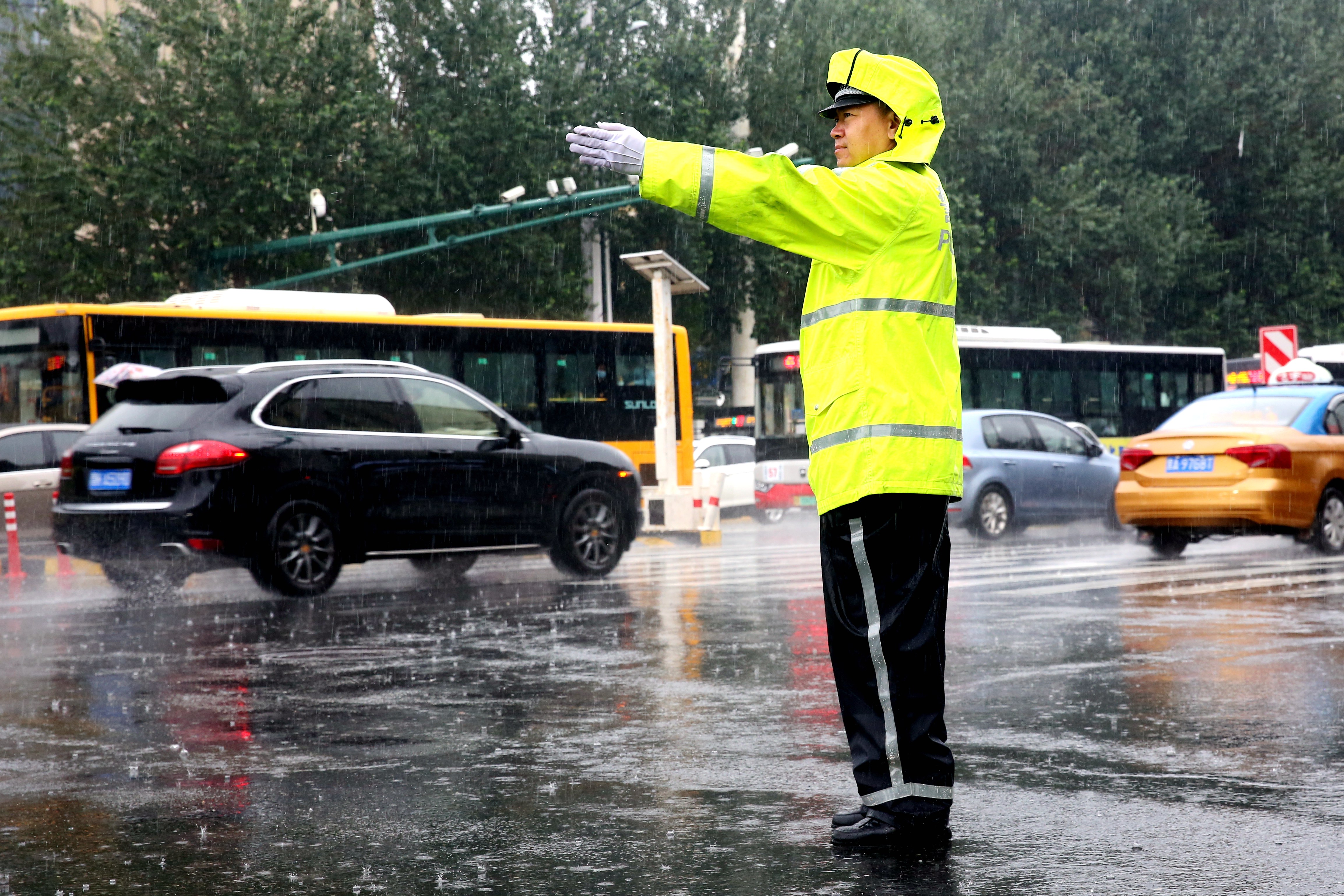 雨中交警图片图片