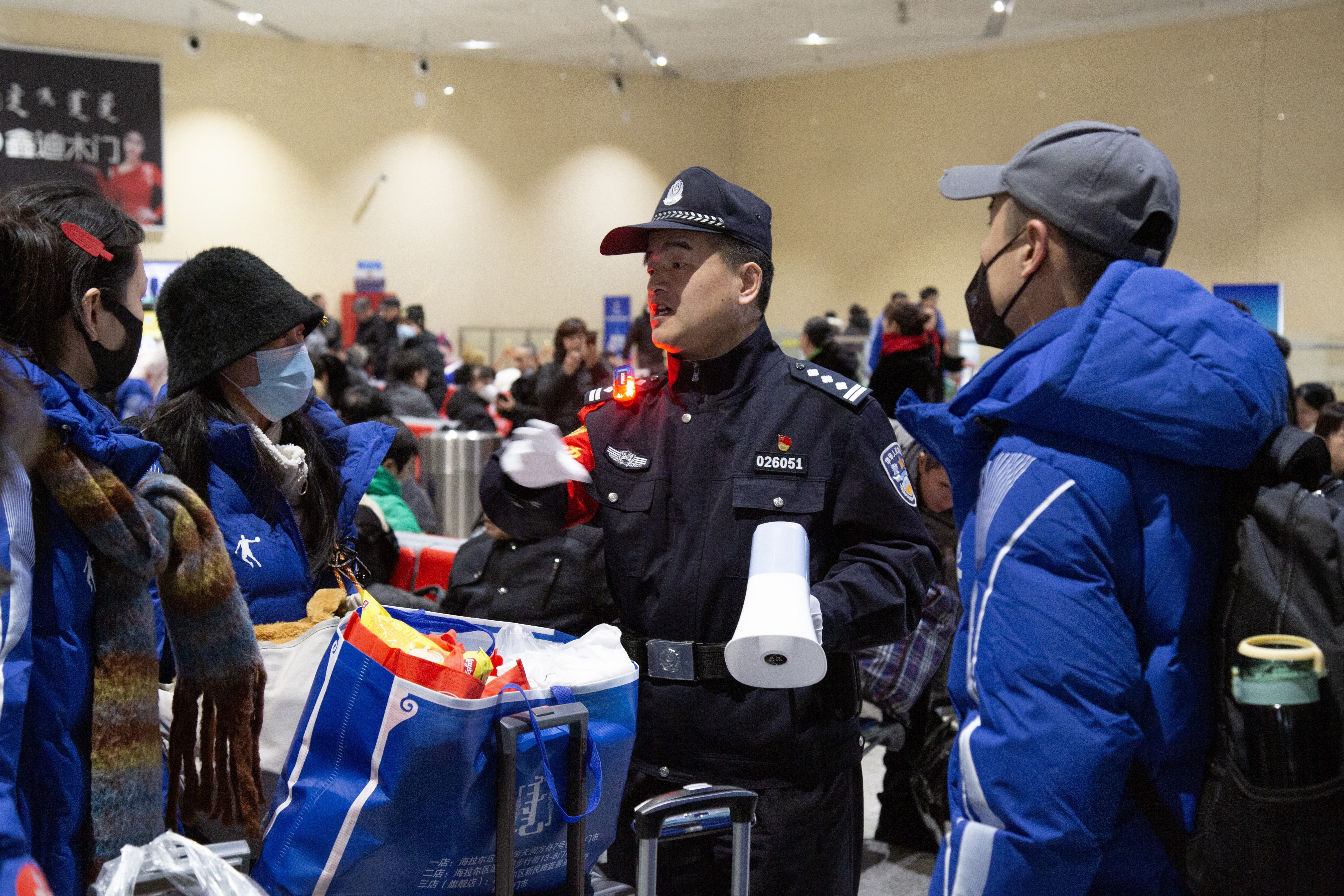 哈尔滨铁路公安局海拉尔公安处全力护航“冰雪之约”