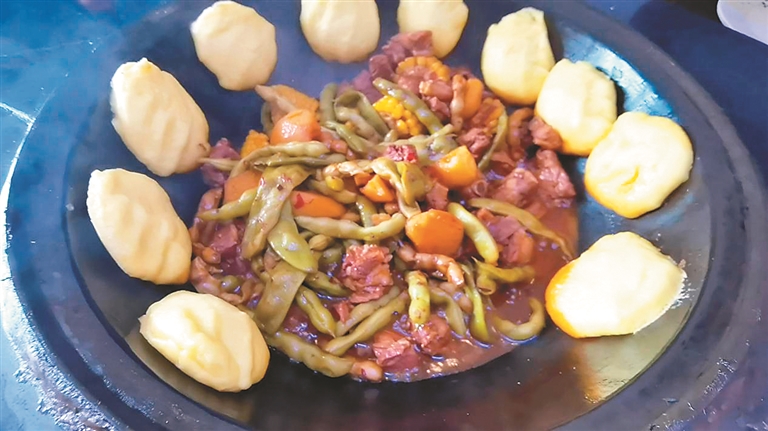 油豆角是东北特色铁锅炖必不可少的食材.