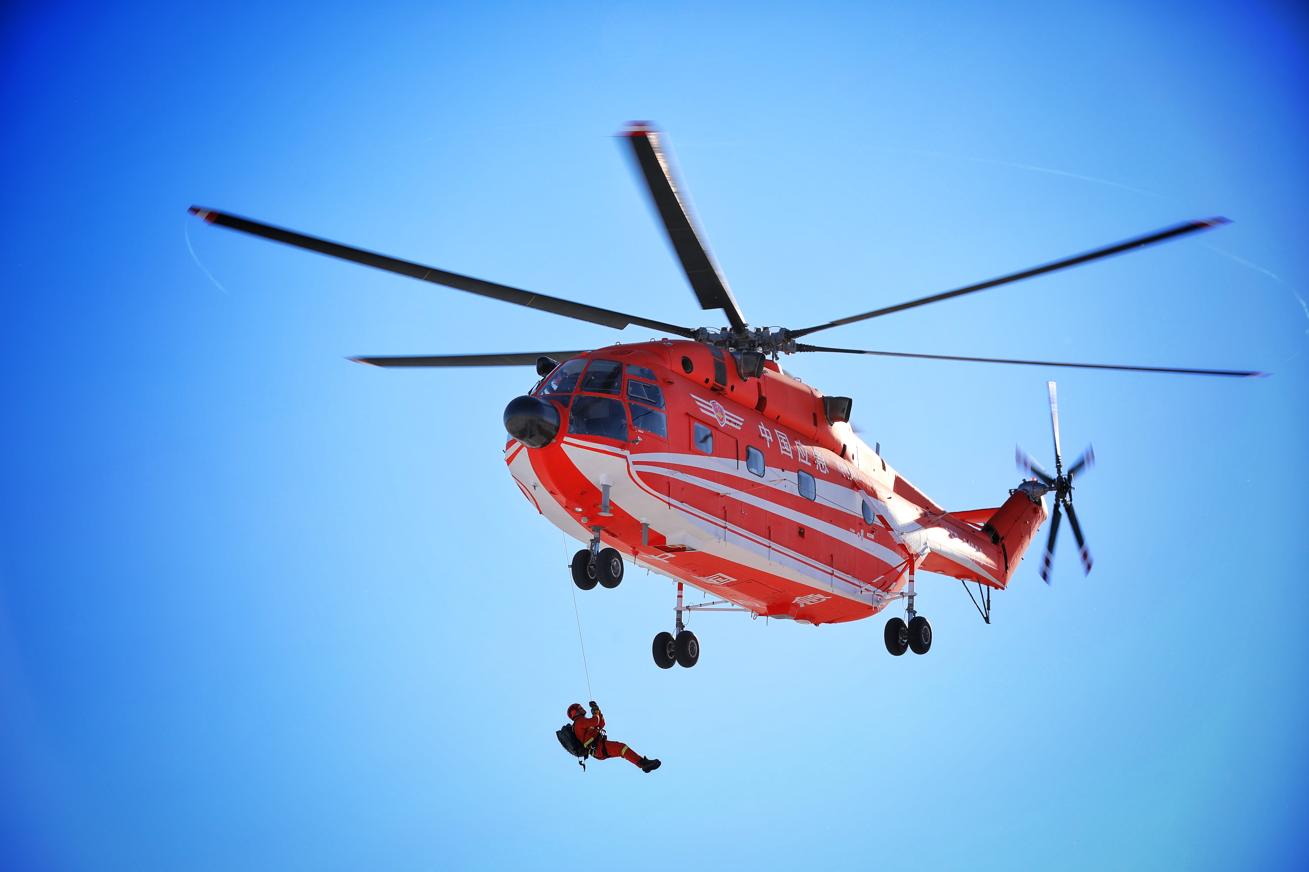 直升机救援演练"通过这次演练,检验了各类装备,器材在实战中的应用,更