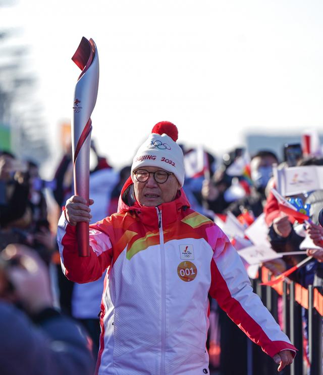 北京冬奥首棒火炬手罗致焕见证中国冰雪运动新高度