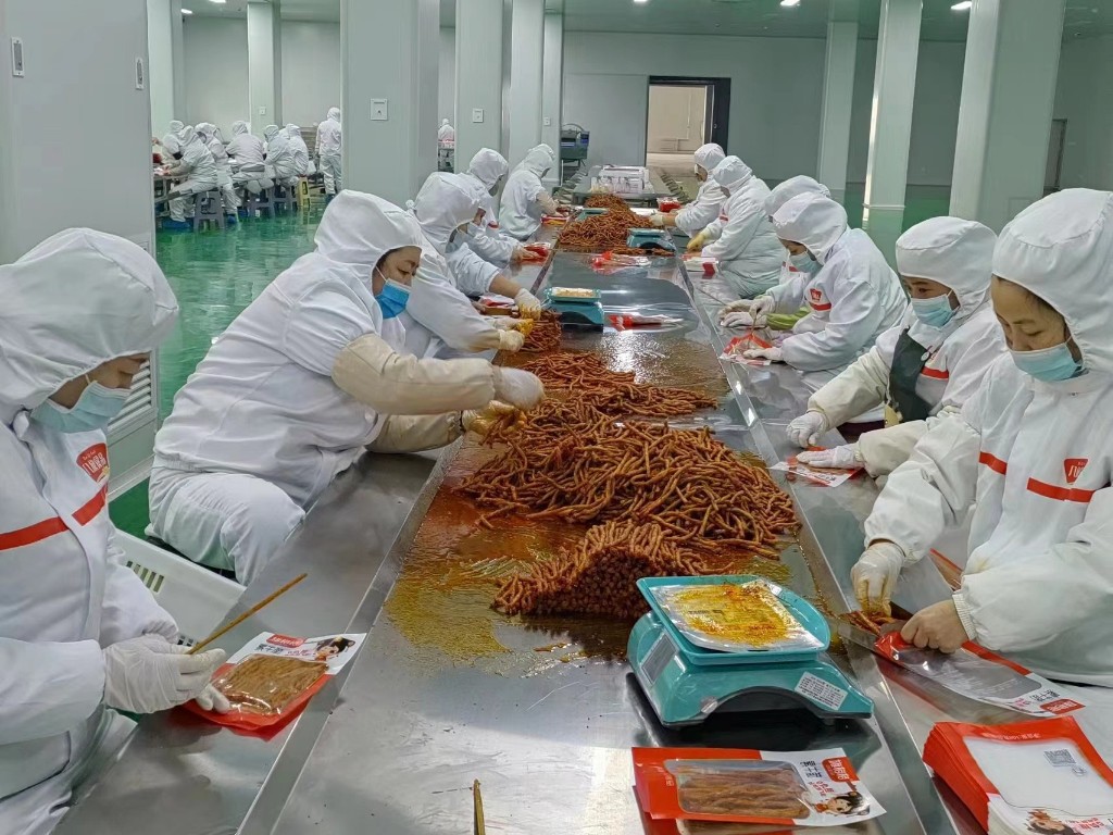 黑龙江新闻网>龙江新闻>李安琪介绍,黑龙江土壤肥沃,一年只种一茬庄稼