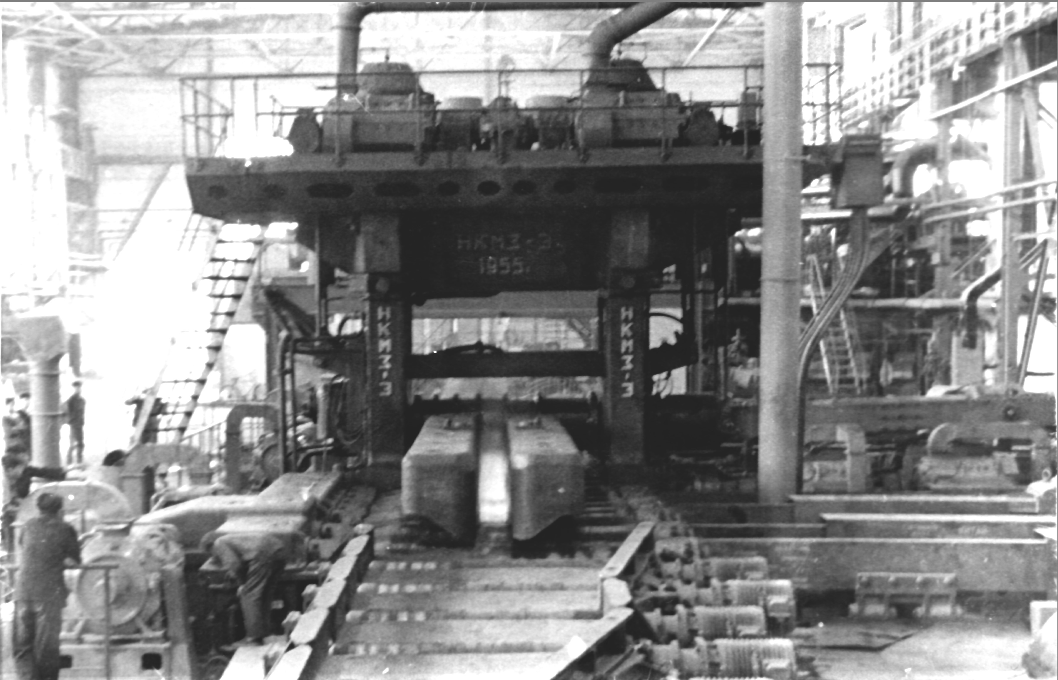 1957年6月29日，825初轧机开坯轧制.jpg