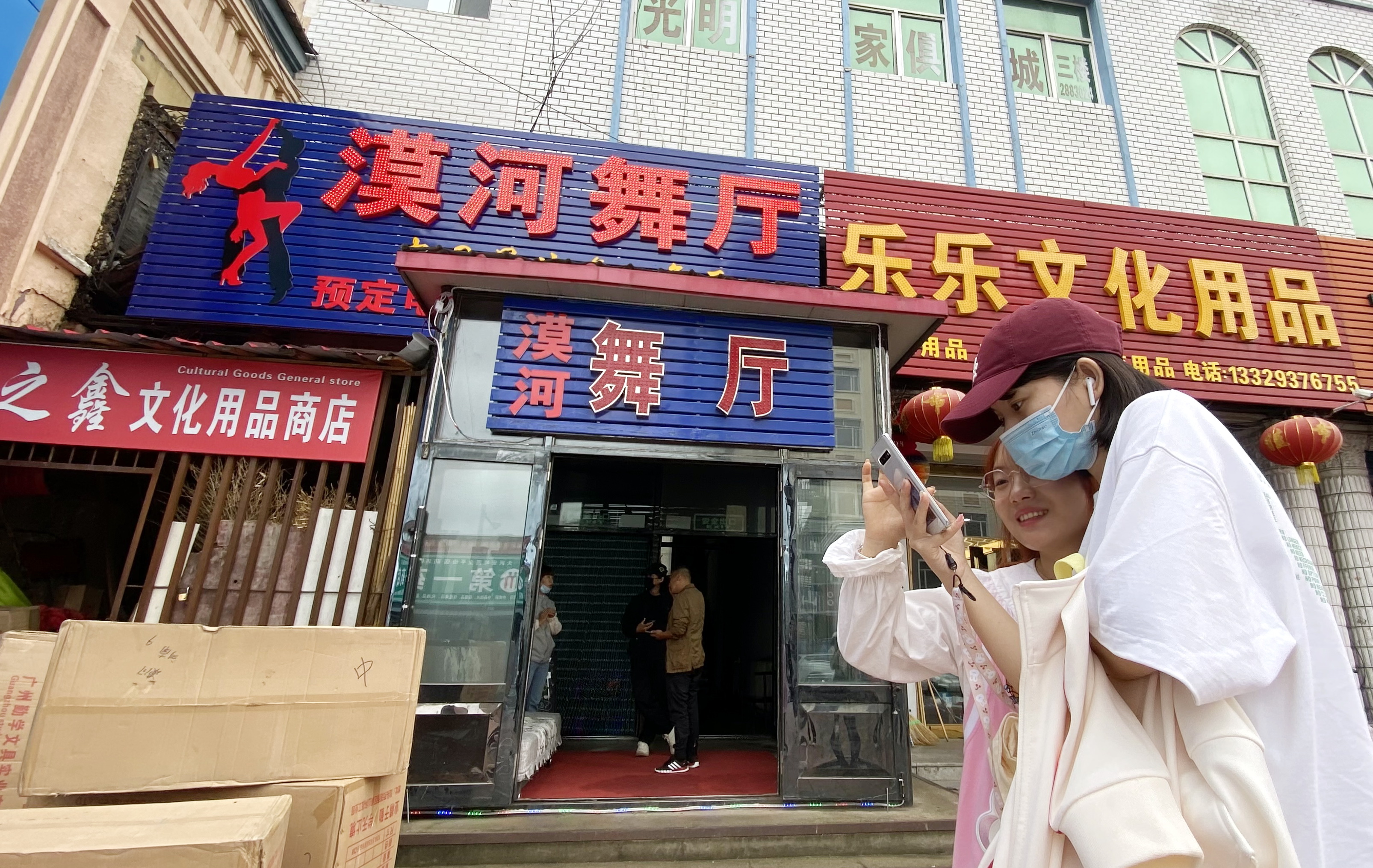 根据柳爽的文章《漠河舞厅》背景故事中的原型人物是一位叫"张德全"