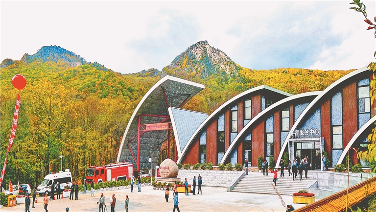 黑龙江新闻网>文化旅游>秋日铧子山.游客在景区游玩.