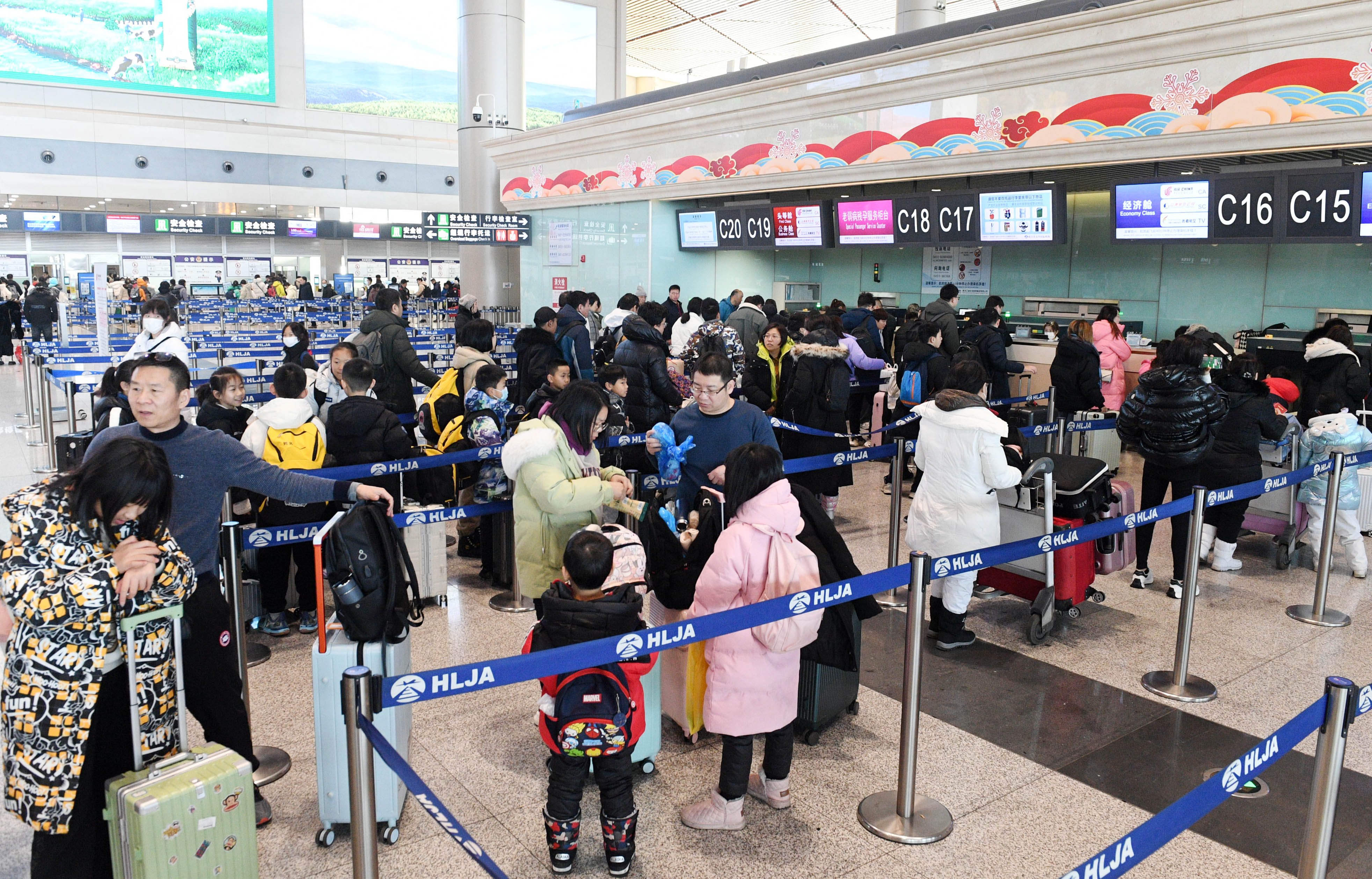 哈尔滨机场单日旅客吞吐量再破纪录