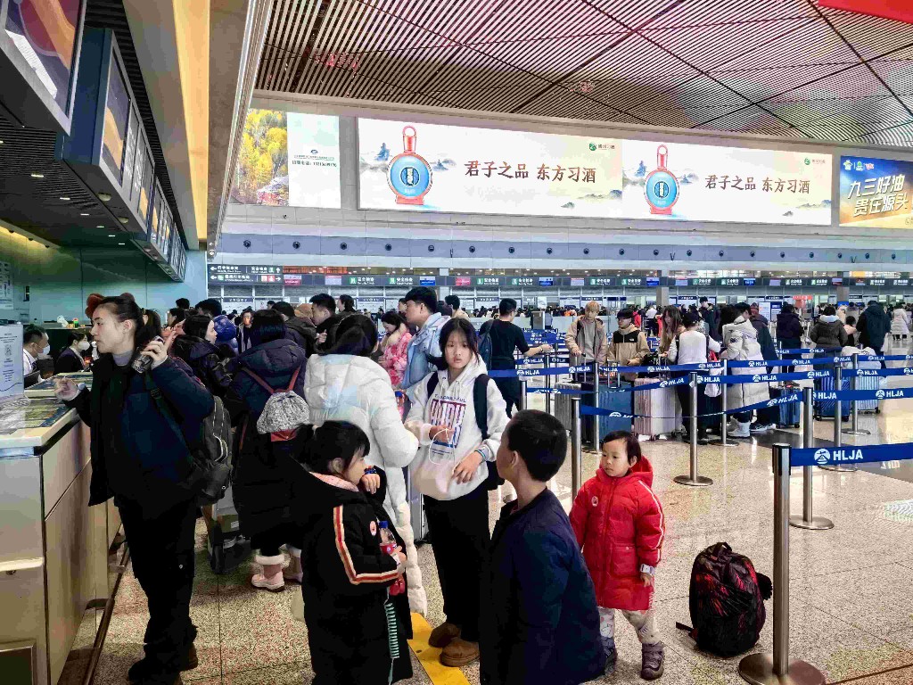 哈尔滨机场持续客流高峰